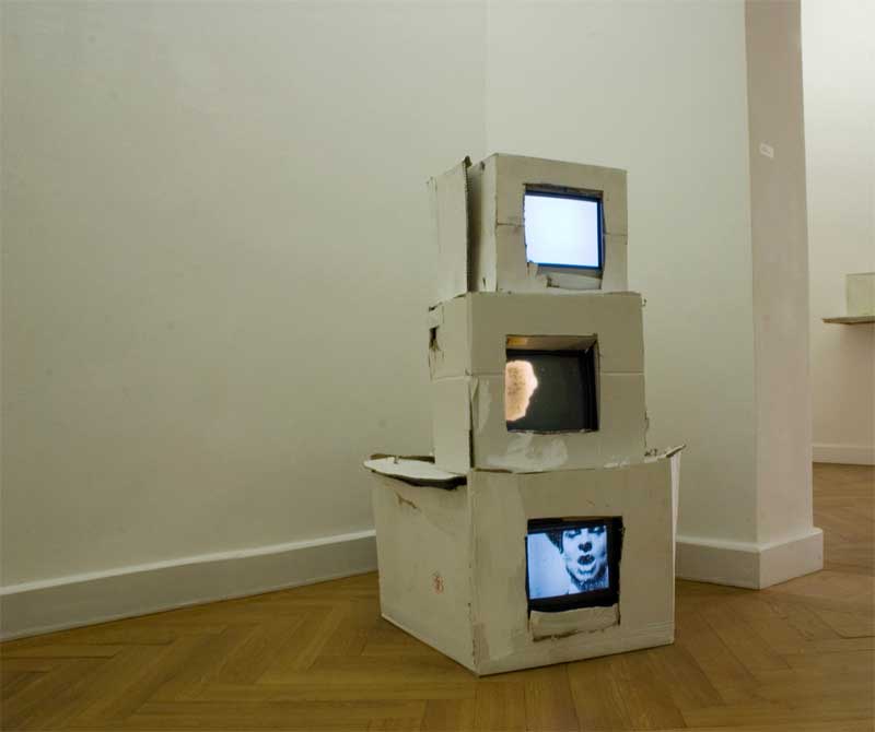 Simon, Charlotte, Drama in 3 akten . 2007 . 170 x 100 x 100 cm . 3-kanal-videoinstallation, Fernseher und Pappe, loop, 2,3min