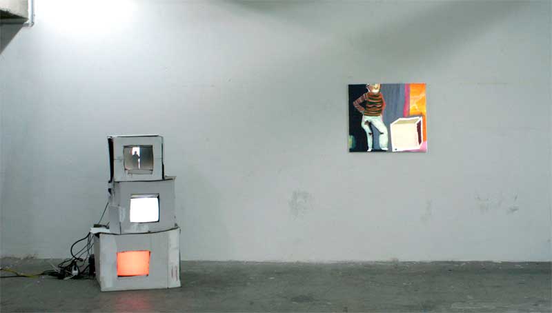 Simon, Charlotte, drama in 3 akten . 2007 . 170 x 100 x 100 cm . 3-kanal-videoinstallation, Fernseher und Pappe, loop, 2,3min